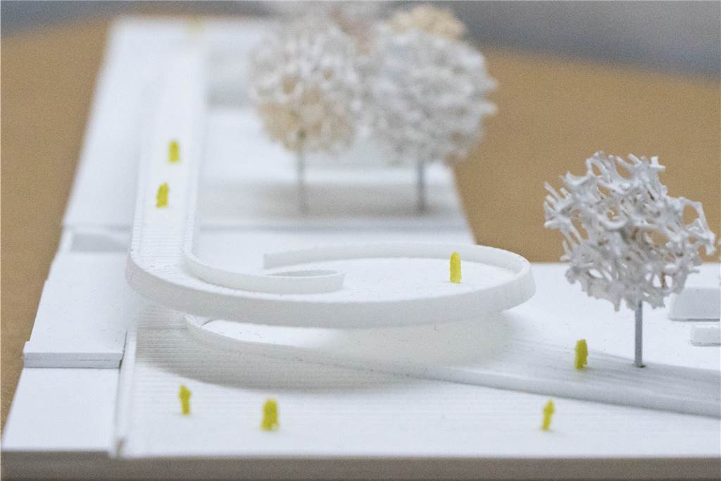 Weg zum Stadion: So soll die neue Brücke an der Lindemannstraße über die B1 aussehen Der Entwurf von Dr. Kreutz+Partner und Netzwerkarchitekten mit den Spiral-Abgängen im Modell.