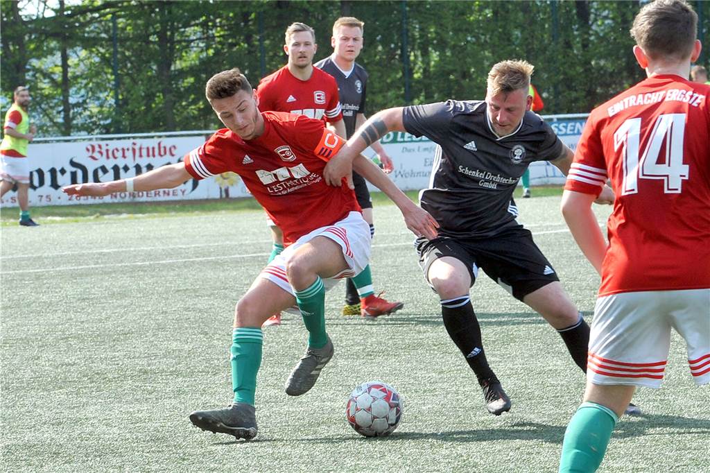 Holzpfosten-Gegner trat zuletzt nur mit acht Spielern an - und spielte nur eine Halbzeit Der Ergster Kapitän Robin Klüter steht mit seinen Teamkollegen vor dem Auswärtsspiel bei der Hennener Zweitvertretung.