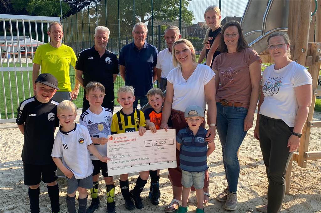 Kinderkleidermarkt Oeding abgesagt: Keinen passenden Raum gefunden Der Erlös des Kleidermarktes geht an die Kinder der Gemeinde Südlohn. Hier eine Spendenübergabe an den FC Oeding.