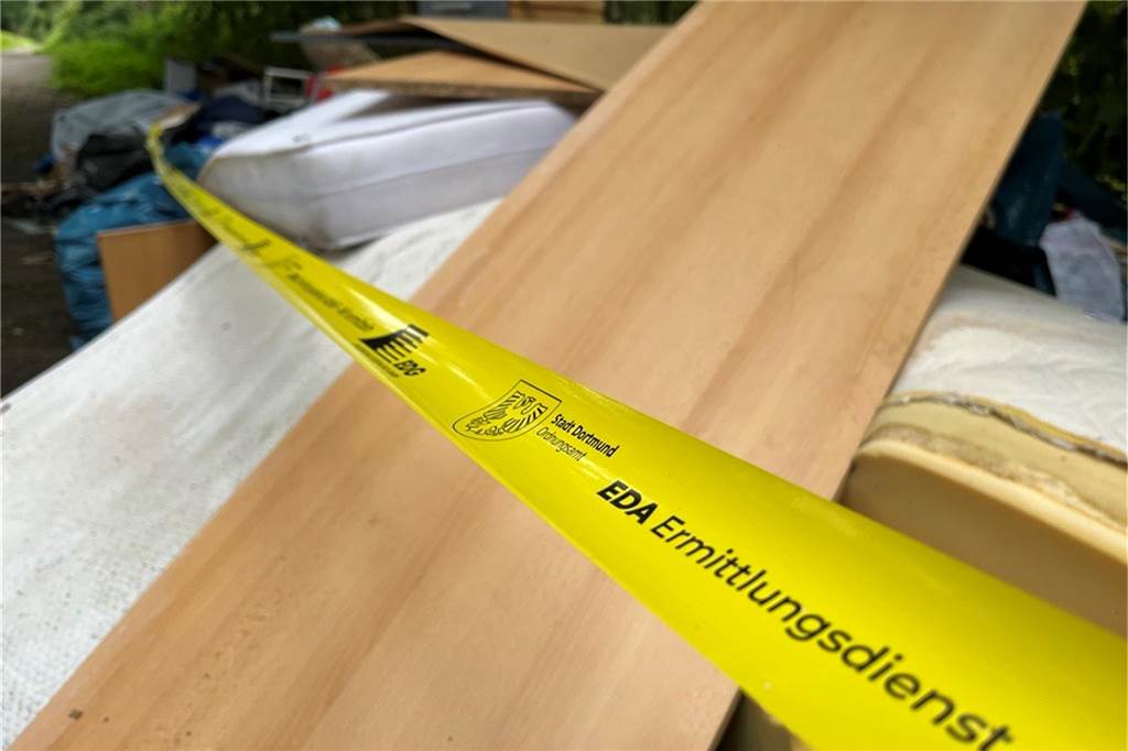 Asbestplatten zwischen Sportanlage und Gymnasium abgeladen Der "Ermittlungsdienst Abfall" sucht die Urheber von illegalen Müllablagerungen in Dortmund.