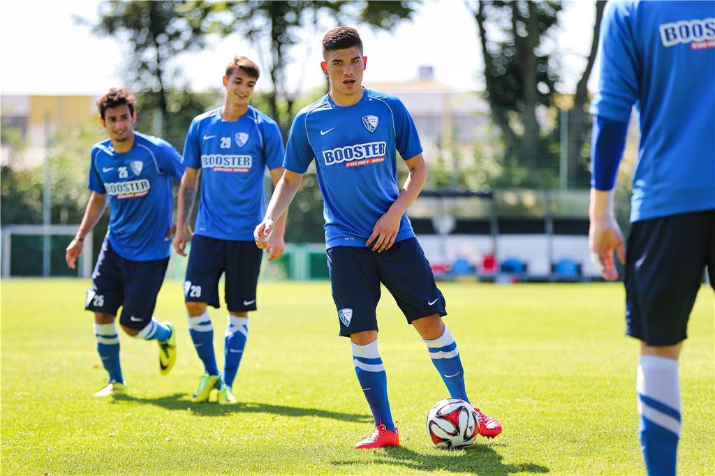 Der erst 15-jährige Castrop-Rauxeler Gökhan Gül wirkte beim Training des damaligen Zweitligisten VfL Bochum am 3. Juli 2014 mit - wie auch der Rauxeler Michael Esser (Torwart). Wenige Monate später unterschrieb Gül einen Profi-Vertrag.