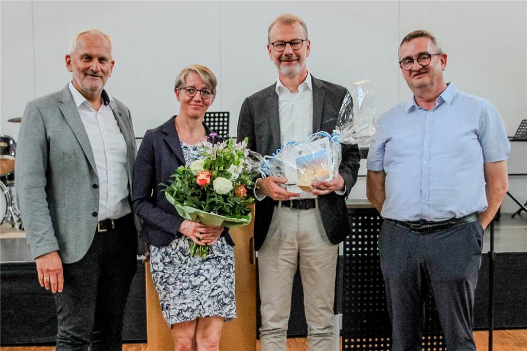 Jochen Wilsmann verlässt das Gymnasium: Schulleiter nimmt neue Herausforderung an Vertreter des Schulträgers gratulieren