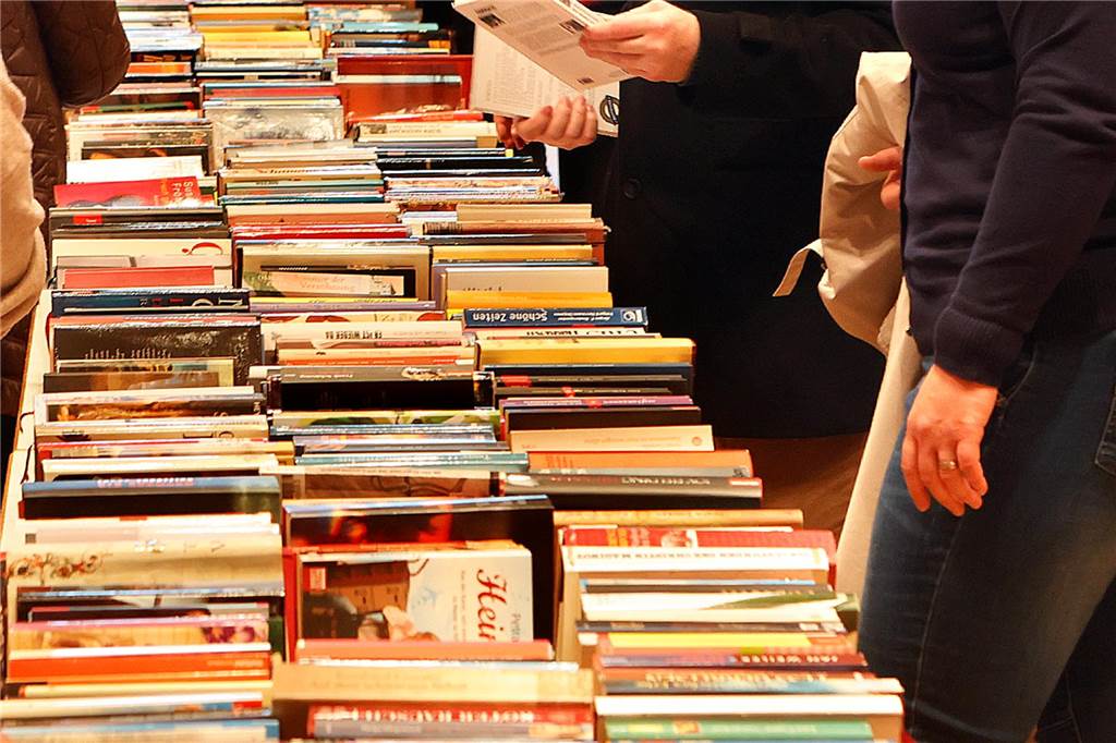 Welche Flohmärkte 2025 in Dortmund anstehen Viele alte Bücher liegen beim Bücherflohmarkt in Dortmund auf einem langen Tisch.