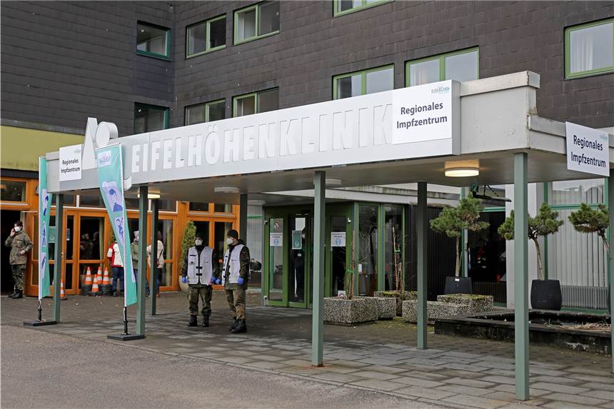 Nach Thrombosefällen: Kreis Euskirchen impft weiter keine Frauen unter 55 mit Astrazeneca Der Fall war dem Gesundheitsamt laut Kreis am vergangenen Freitag durch den verantwortlichen Arzt des regionalen Impfzentrums gemeldet worden