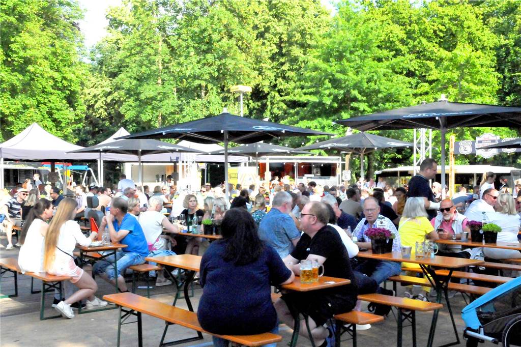 Vom Schlossbiergarten zu Ahaus-Live: Kneipenfestival in Ahaus steht an Viel Publikum sitzt beim Feierabendmarkt im Schlossbiergarten
