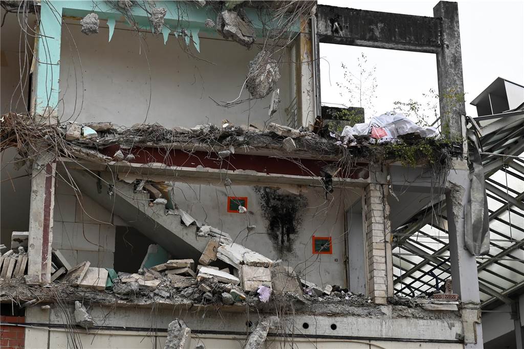 Der erste Flügel, vom Marktplatz aus gesehen links, ist bereits komplett abgerissen. Hier werden nur noch die Baustoffe getrennt. Auf der anderen Seite zerlegen die Bagger die einzelnen Wohnungen, Stockwerk für Stockwerk. Auch hier nähert man sich rasant der mittleren ehemaligen Einkaufsmeile.