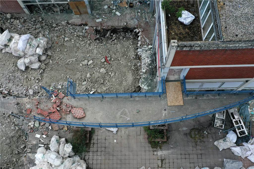 Der erste Flügel, vom Marktplatz aus gesehen links, ist bereits komplett abgerissen. Hier werden nur noch die Baustoffe getrennt. Auf der anderen Seite zerlegen die Bagger die einzelnen Wohnungen, Stockwerk für Stockwerk. Auch hier nähert man sich rasant der mittleren ehemaligen Einkaufsmeile.