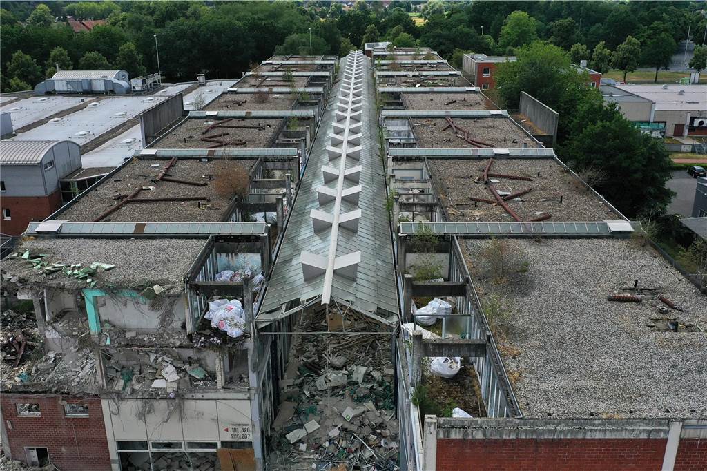 Der erste Flügel, vom Marktplatz aus gesehen links, ist bereits komplett abgerissen. Hier werden nur noch die Baustoffe getrennt. Auf der anderen Seite zerlegen die Bagger die einzelnen Wohnungen, Stockwerk für Stockwerk. Auch hier nähert man sich rasant der mittleren ehemaligen Einkaufsmeile.