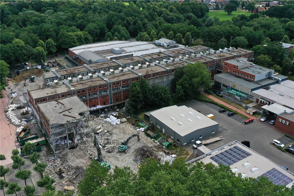 Der erste Flügel, vom Marktplatz aus gesehen links, ist bereits komplett abgerissen. Hier werden nur noch die Baustoffe getrennt. Auf der anderen Seite zerlegen die Bagger die einzelnen Wohnungen, Stockwerk für Stockwerk. Auch hier nähert man sich rasant der mittleren ehemaligen Einkaufsmeile.