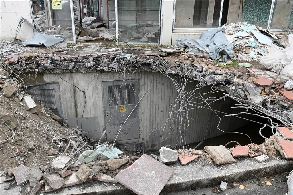 Der erste Flügel, vom Marktplatz aus gesehen links, ist bereits komplett abgerissen. Hier werden nur noch die Baustoffe getrennt. Auf der anderen Seite zerlegen die Bagger die einzelnen Wohnungen, Stockwerk für Stockwerk. Auch hier nähert man sich rasant der mittleren ehemaligen Einkaufsmeile.