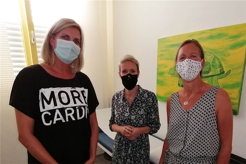 Der Erste-Hilfe-Raum ist eines von zwei Zimmern in der kleinen Gesundheitsstation am HHG. Silvia Untenberger, Schulleiterin Susanne Köhnen und Marita Schielke (von links) sehen in dem Pilotprojekt ein Plus an Sicherheit für Schüler, Eltern und Lehrer.