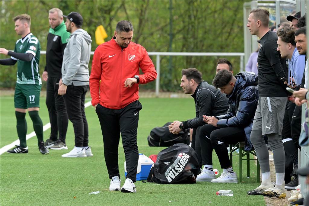 SG Gahmen vergibt den ersten Matchball Kadir Kaya schaut auf seine Uhr.