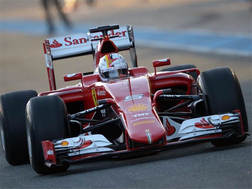Vettel beim Testauftakt mit Ferrari auf Eins Der erste Rennwagen auf der Strecke ist der Ferrari mit Sebastian Vettel am Steuer. Foto: Peter Steffen