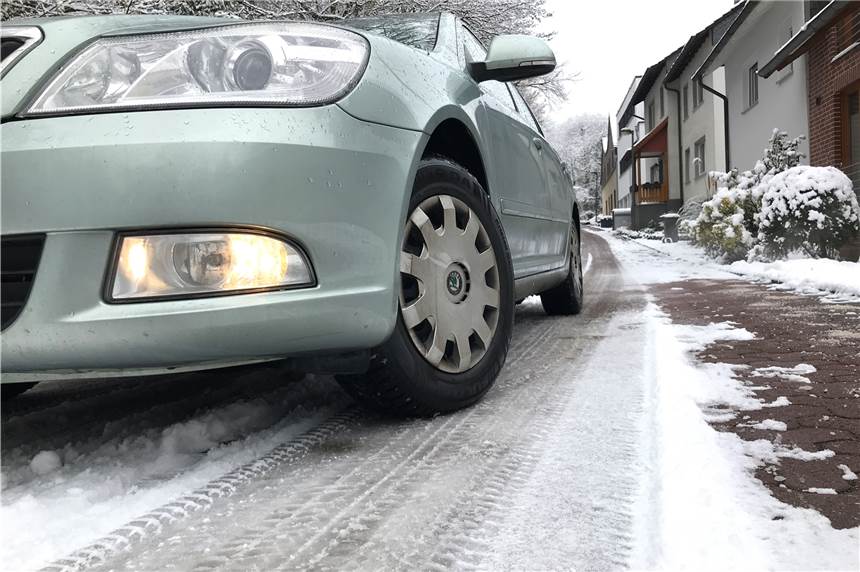 Bis zu 145 Euro: Diese Bußgelder drohen Autofahrern im bevorstehenden Winter Der erste Schnee steht in Castrop-Rauxel noch aus. Wer sich dann aber mit Sommerreifen erwischen lässt, muss zahlen.