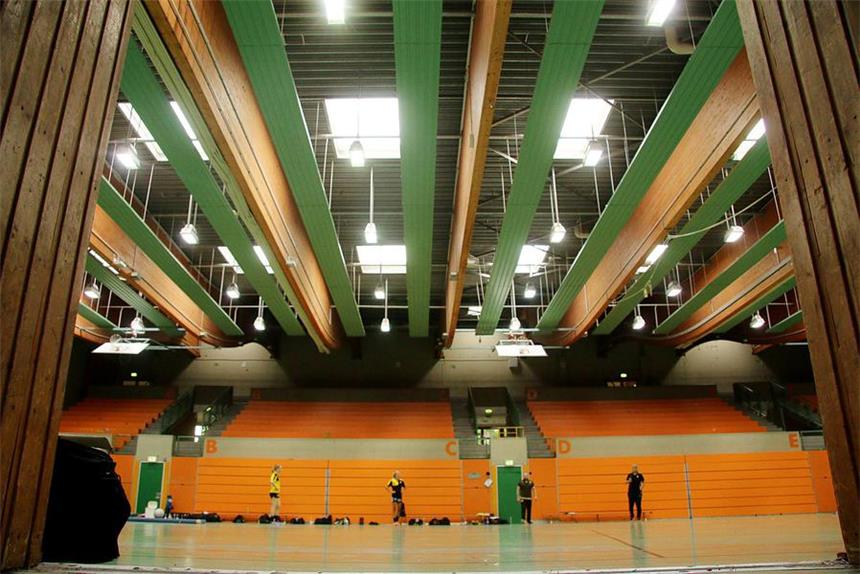 Kernsanierung startet nun doch erst Anfang 2018 Der erste Schritt ist getan: Die Halle Wellinghofen hat eine neue Beleuchtung.