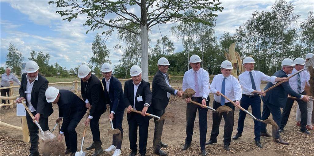 Der erste Spatenstich für den größten Solarpark Europas ist gemacht. Dabei waren Sachsens Ministerpräsident Michael Kretschmer (3.v.r.) und die Signal-Iduna-Vorstandsmitglieder Martin Berger (4.v.r.) und Torsten Uhlig (5.v.r.).