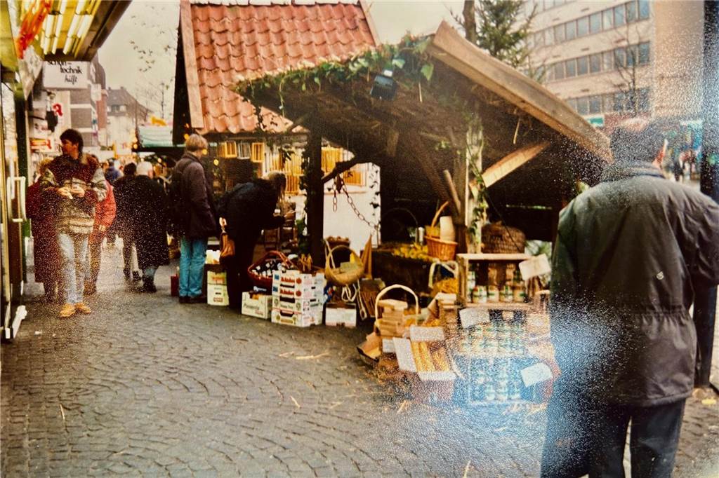 Seit 30 Jahren auf dem Weihnachtsmarkt: „Am Anfang bin ich gemobbt worden“ Ein altes Foto zeigt den ersten Stand von Imker Schmidt auf dem Dortmunder Weihnachtsmarkt 1993.