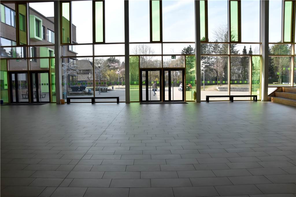 Marga-Spiegel-Schule: Während Lehrer Pläne schmieden, bleiben Schüler daheim Der erste Tag der Schulschließung an der Marga-Spiegel-Schule - an diesem Tag sind mehr Lehrer als Schüler vor Ort.