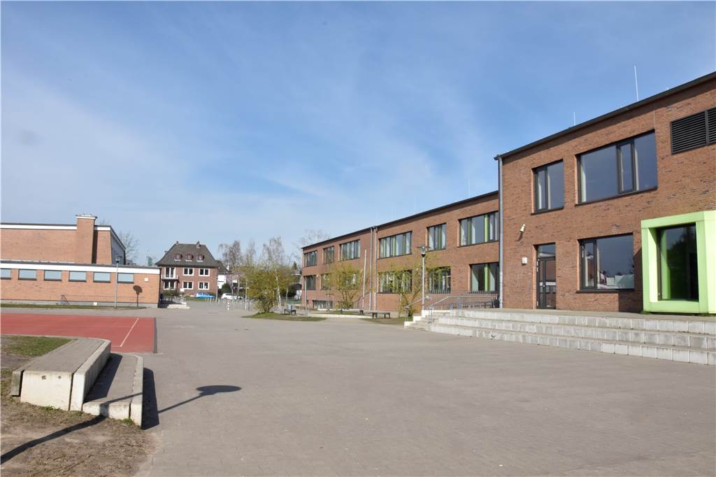 Marga-Spiegel-Schule: Während Lehrer Pläne schmieden, bleiben Schüler daheim Der erste Tag der Schulschließung an der Marga-Spiegel-Schule - auf dem Schulhof ist es in der Mittagszeit ungewohnt still.