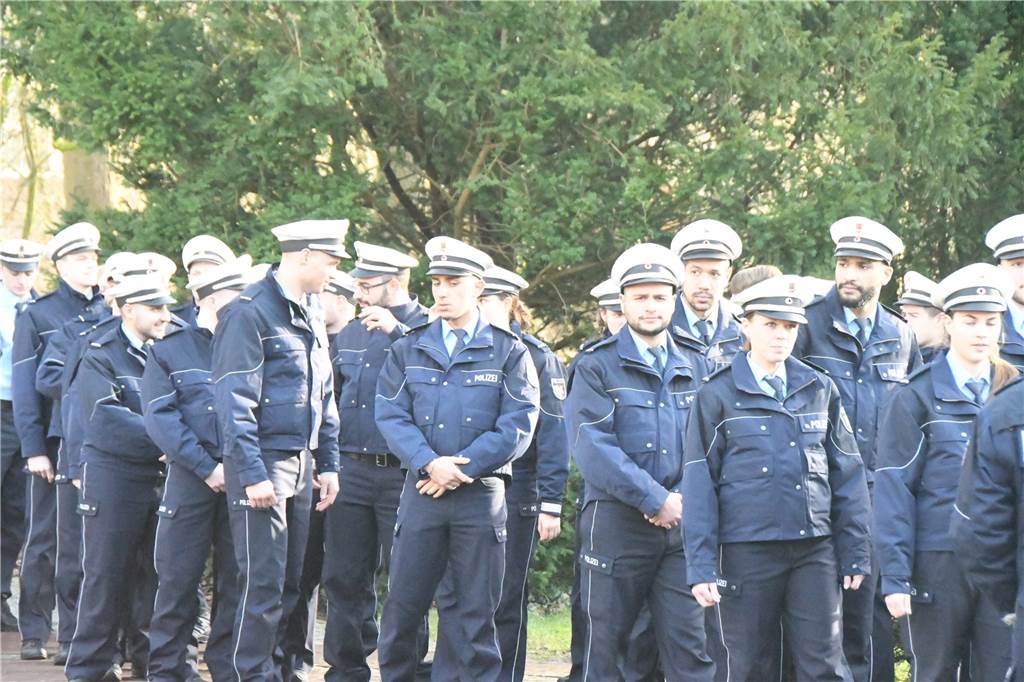 Polizei in Bork: Erster Tag in Uniform - Zwischen „Tatort“ und Tatort liegt die Ausbildung Der erste Tag in Uniform. Den meisten passte die Kleidung auf Anhieb.