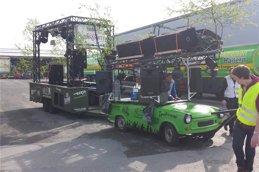 Knallgelber Trabi rollt 8,7 Kilometer bis zum Bier Der erste Trabi war damals neongrün.