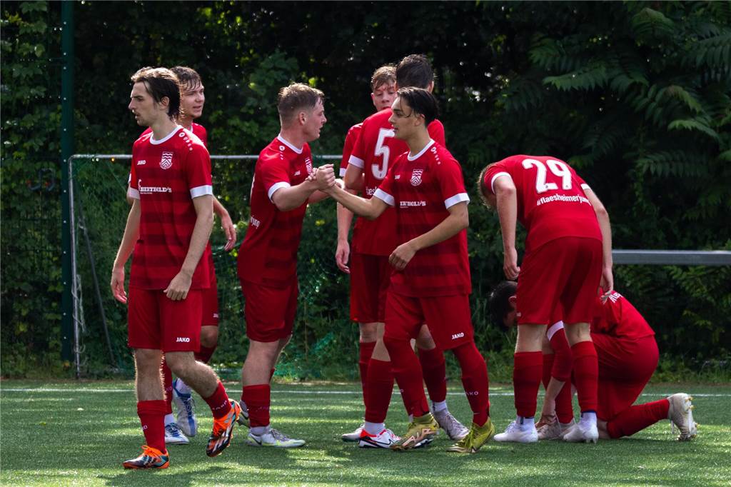Beide Teams verschießen Elfmeter: Flaesheims Bilanz bleibt makellos, SC Herten wartet weiter Der erste von drei Torjubeln: Concordia Flaesheims Spieler freuen sich über das 1:0 durch Adrian Weinhold.