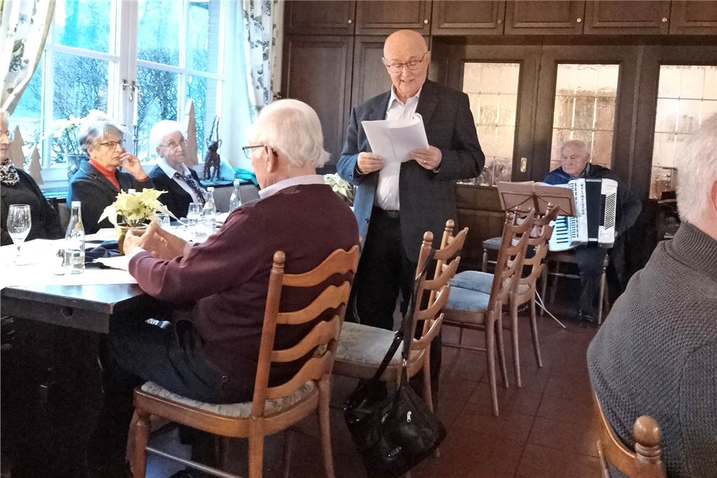 Über Tabuthemen offen sprechen: In der Prostata-Selbsthilfegruppe gibt es Rat für Erkrankte Der 1. Vorsitzende Lothar Strauch bei der diesjährigen Weihnachtsfeier der Selbsthilfegruppe.