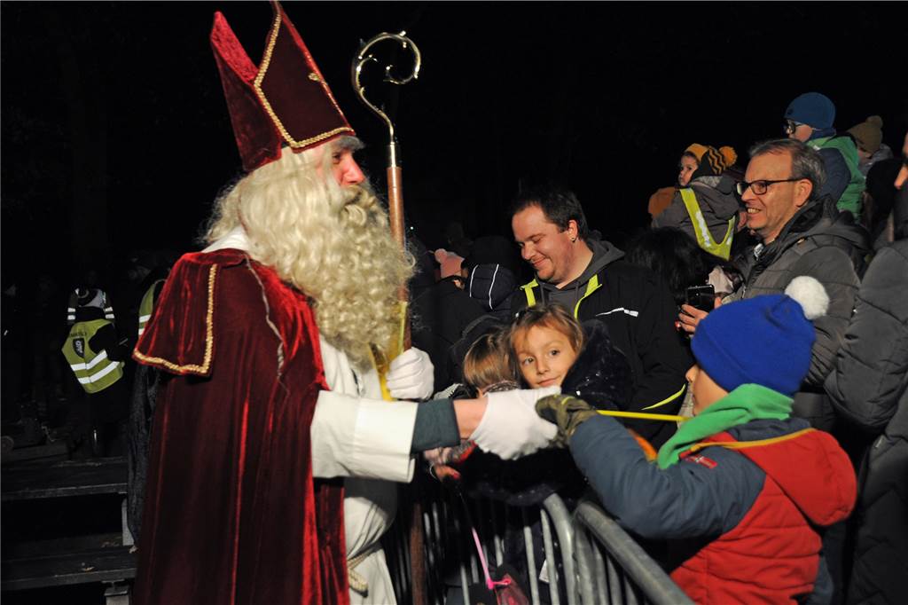 Der Nikolaus begrüßt die Kinder am Zaun