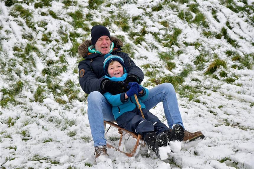 Der erste Winterzauber ließ die Menschen raus in die Natur gehen. Und der Rodelhügel im Auenpark hat seine Bewährungsprobe - zur Freude der Nutzer - bestanden. 