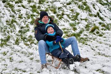 Der erste Winterzauber ließ die Menschen raus in die Natur gehen. Und der Rodelhügel im Auenpark hat seine Bewährungsprobe - zur Freude der Nutzer - bestanden. 