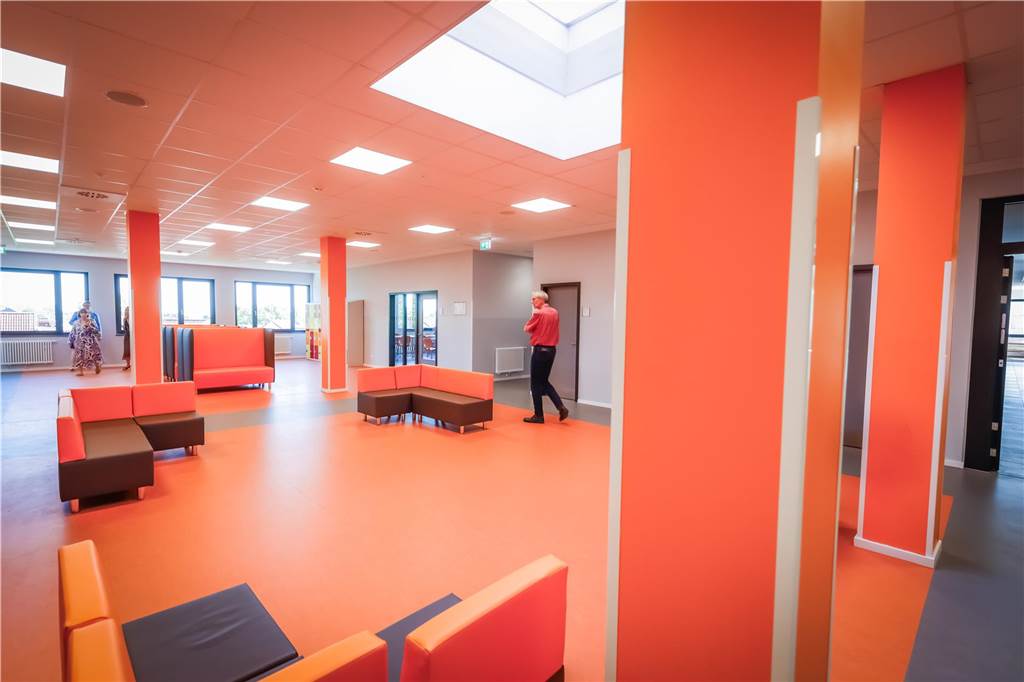 Der Erweiterungsbau des Bert-Brecht-Gymnasiums in Dortmund-Kirchlinde wurde nun offiziell eingeweiht. So sieht das Gebäude von außen aus.