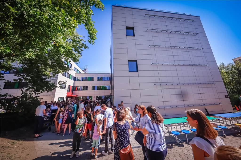 Der Erweiterungsbau des Bert-Brecht-Gymnasiums in Dortmund-Kirchlinde wurde nun offiziell eingeweiht. So sieht das Gebäude von außen aus.