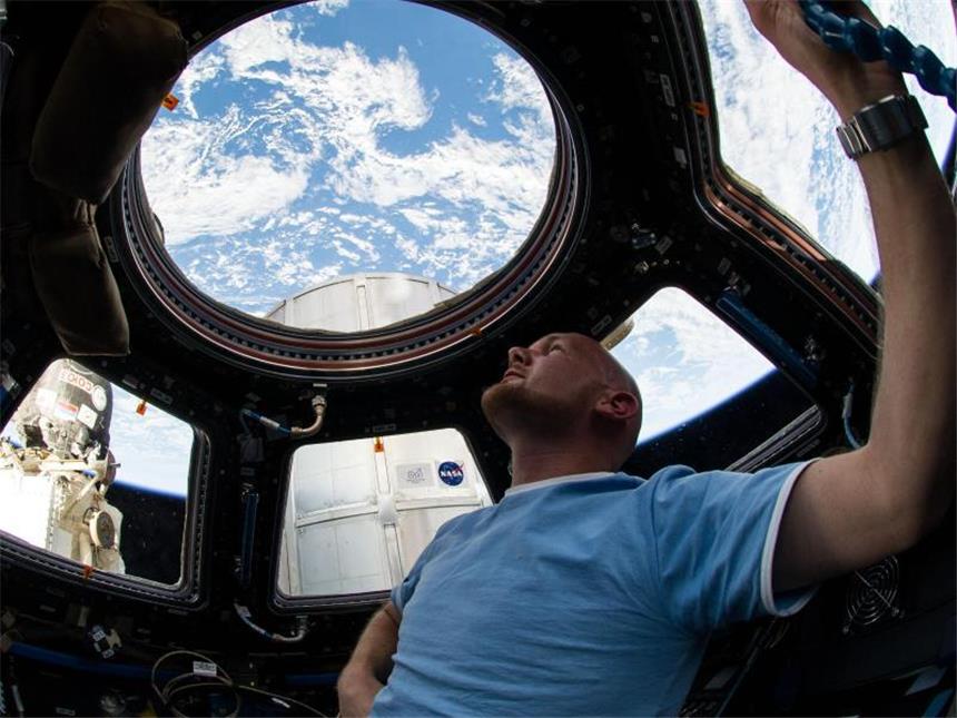 Raumfahrer Gerst genießt letzte Stunden auf der ISS Der ESA-Astronaut Alexander Gerst blickt während seines Fluges mit der ISS durch ein Fenster in der Kuppel auf die Erde. Foto: Nasa/dpa/Archiv