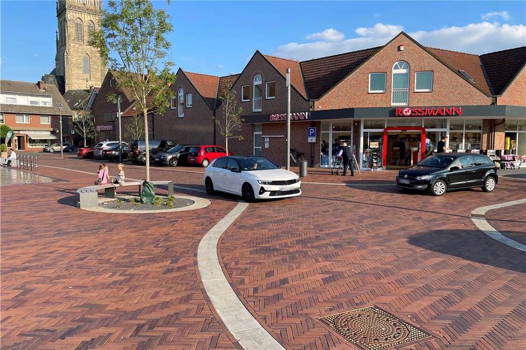 Ausbau der Sandstraße: Volksvertreter will das Projekt „auf Eis legen“ Der Eschenplatz ist im Fischgrätmuster gepflastert und hat Rinnen in Sandsteinoptik. Nebenan in der Sandstraße soll es künftig etwas anders aussehen.