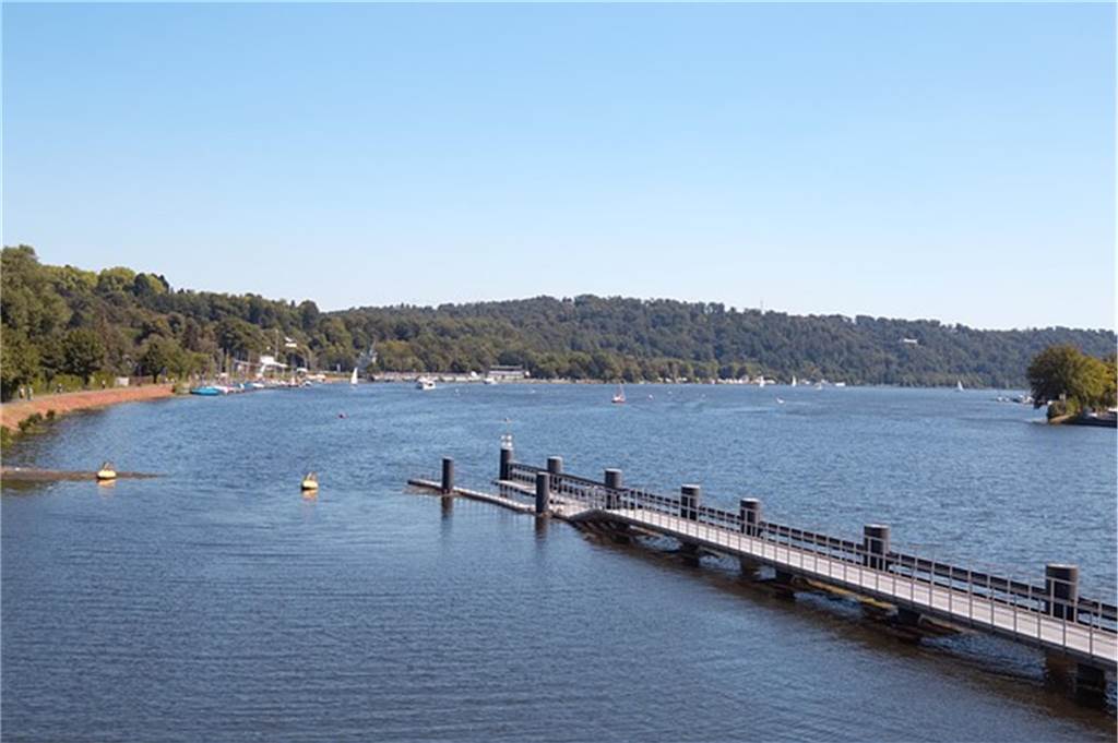 Kleine Kreuzfahrt, ganz nah: 7 Ausflugsschiffe in NRW steg an einem see