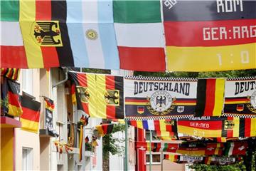 Der Essener Fußballfan Achim Klimmeck hat seine Wohnstraße mit 400 bis 500 Flaggen zur Fußball Weltmeisterschaft geschmückt. Foto: Roland Weihrauch/aktuell