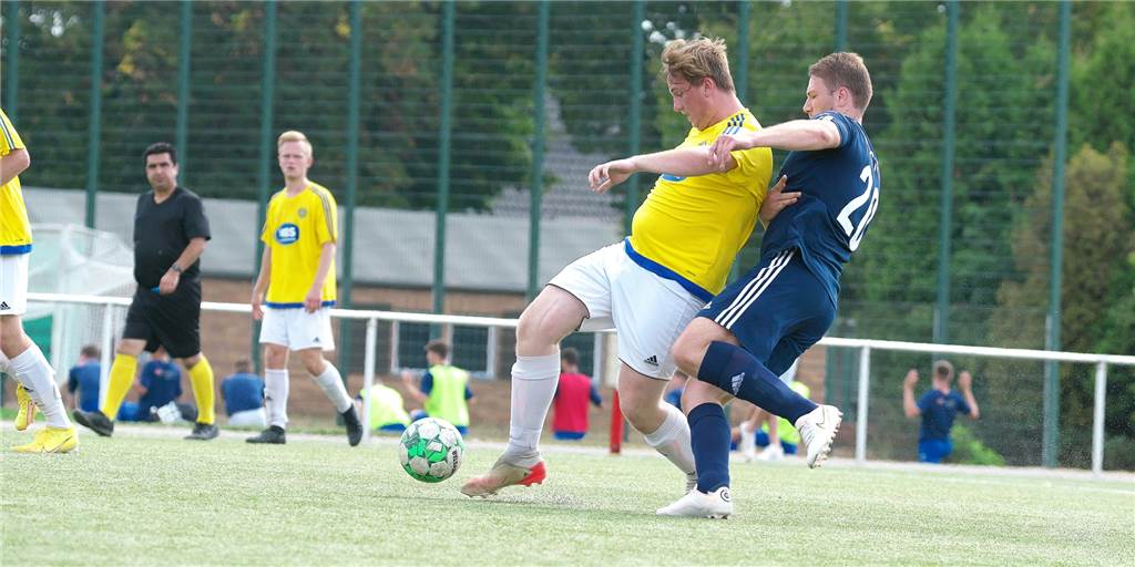 Viele Derby-Fotos und mehr: Die schönsten Bilder vom Wochenende Der ETuS Haltern II (gelb) und der TuS Sythen II (blau) eröffneten den Derby-Sonntag.