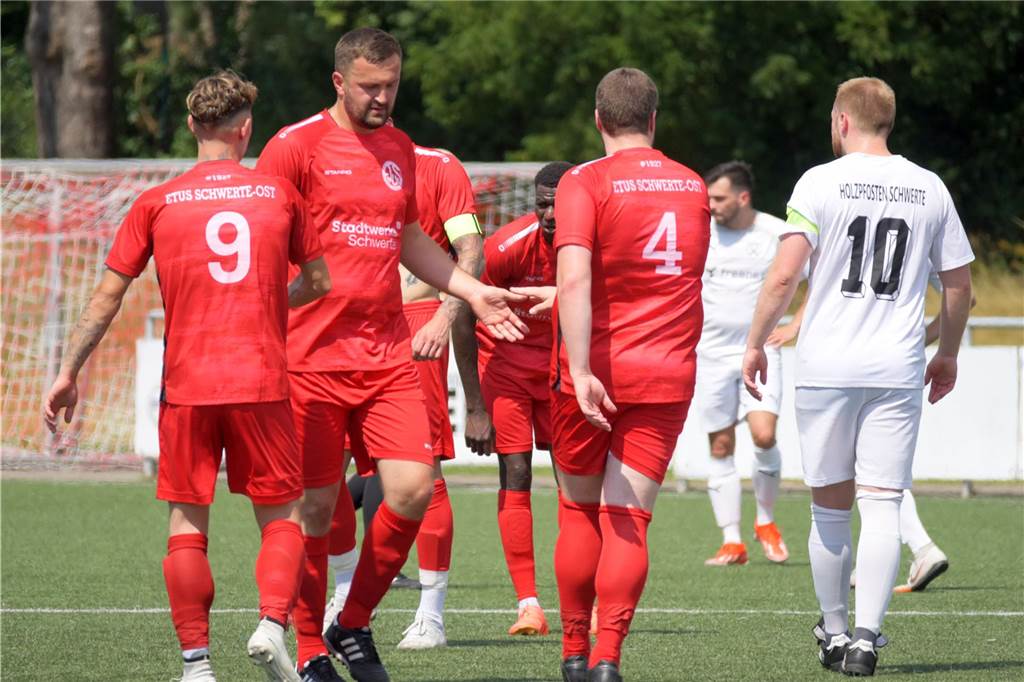 Das klassentiefste Team steht im Halbfinale : VfL Schwerte wird der Favoritenrolle gerecht Der ETuS Schwerte-Ost (rote Trikots) bezwang Holzpfosten Schwerte mit 2:1.