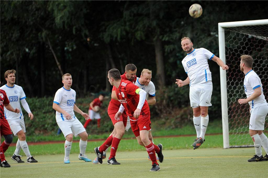 Der ETuS/DJK Schwerte hat gegen den VfB Westhofen II mit 2:1 gewonnen.