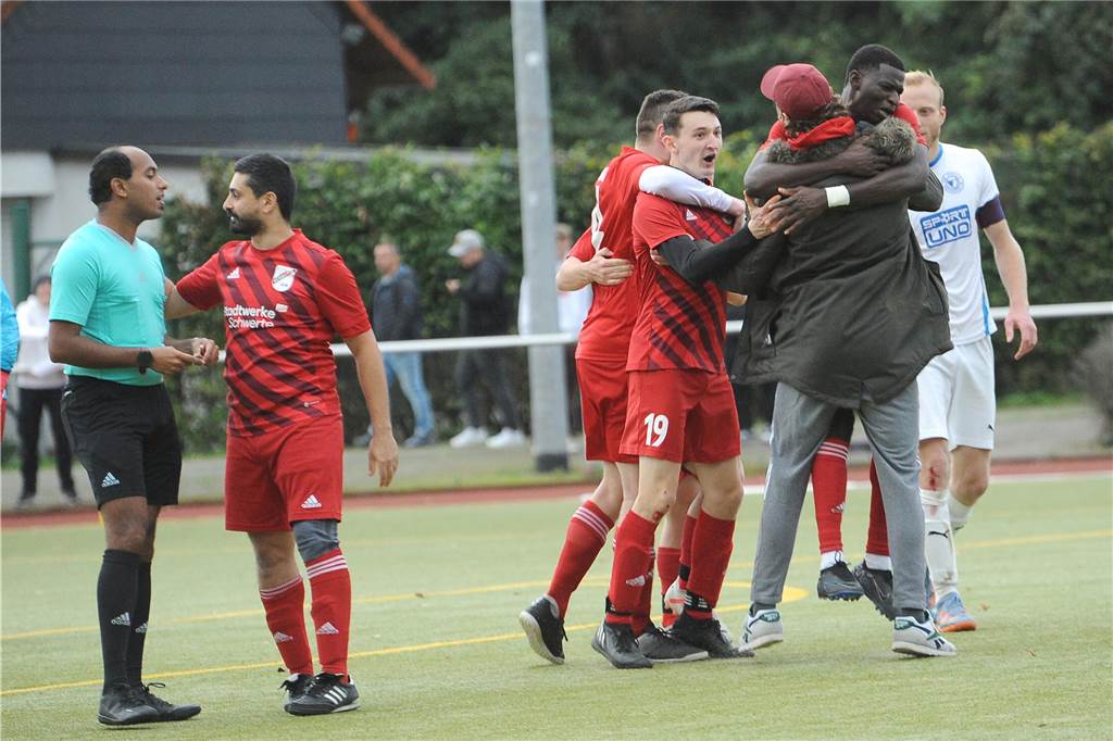 Der ETuS/DJK Schwerte hat gegen den VfB Westhofen II mit 2:1 gewonnen.