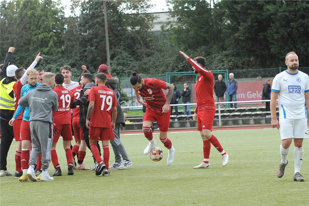 Der ETuS/DJK Schwerte hat gegen den VfB Westhofen II mit 2:1 gewonnen.