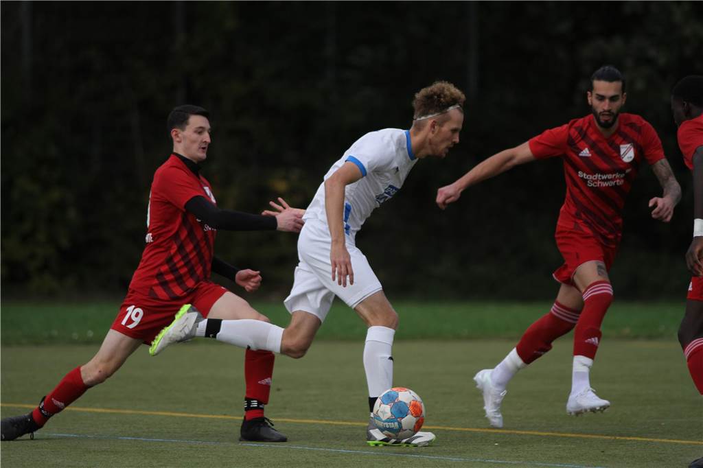 Der ETuS/DJK Schwerte hat gegen den VfB Westhofen II mit 2:1 gewonnen.