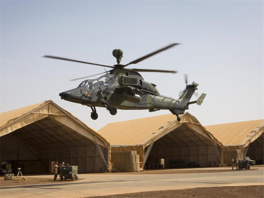 Abgestürzter Bundeswehr-Helikopter verlor Rotorblätter Der etwas mehr als 14 Meter lange Kampfhubschrauber Tiger kann der Bundeswehr zufolge 290 Kilometer pro Stunde schnell fliegen. Foto: Marc Tessensohn/Bundeswehr