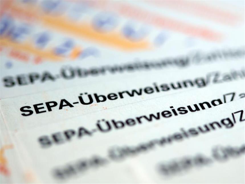 Für Unternehmen und Vereine ab 1. August Der Euro-Zahlungsverkehrsraum Sepa umfasst inzwischen 34 Länder, darunter die 28 EU-Staaten. Ziel ist, Überweisungen, Lastschriften und Kartenzahlungen grenzüberschreitend zu standardisieren und so zu beschleunigen. Foto: Jens Büttner
