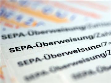 Der Euro-Zahlungsverkehrsraum Sepa umfasst inzwischen 34 Länder, darunter die 28 EU-Staaten. Ziel ist, Überweisungen, Lastschriften und Kartenzahlungen grenzüberschreitend zu standardisieren und so zu beschleunigen. Foto: Jens Büttner