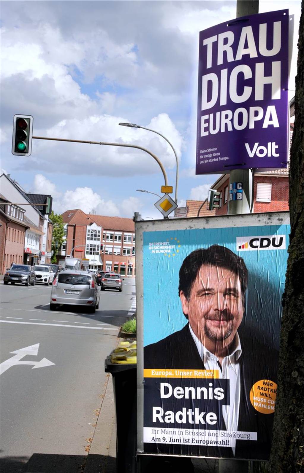 Europawahlkampf: Parteien müssen sich beim Plakatieren an Regeln halten Wahlplakate an einer Straße