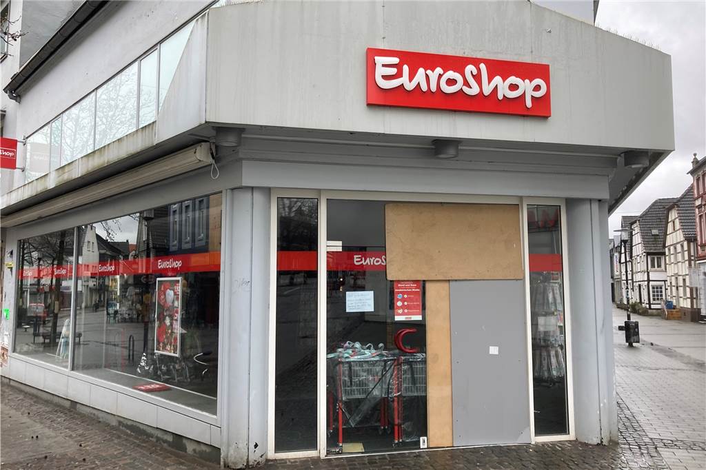 Bäume auf Autos gekippt: Feuerwehr Schwerte verzeichnet 38 Sturmeinsätze Der Euroshop in der Schwerter Innenstadt ist wegen eines Sturmschadens vorübergehend geschlossen. Offenbar ist die Glasscheibe beschädigt worden.