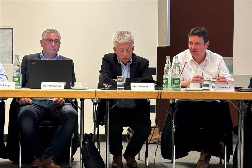 Heiß statt kalt: Schlaglöcher-Strategiewechsel beim EUV zahlt sich aus Der EUV Stadtbetrieb steht vor einem Wechsel im Vorstand. Michael Werner (M.) geht bald in den Ruhestand. Vorher bilanziert er aber noch: Die Heißasphalt-Strategie ist fruchtbar.
