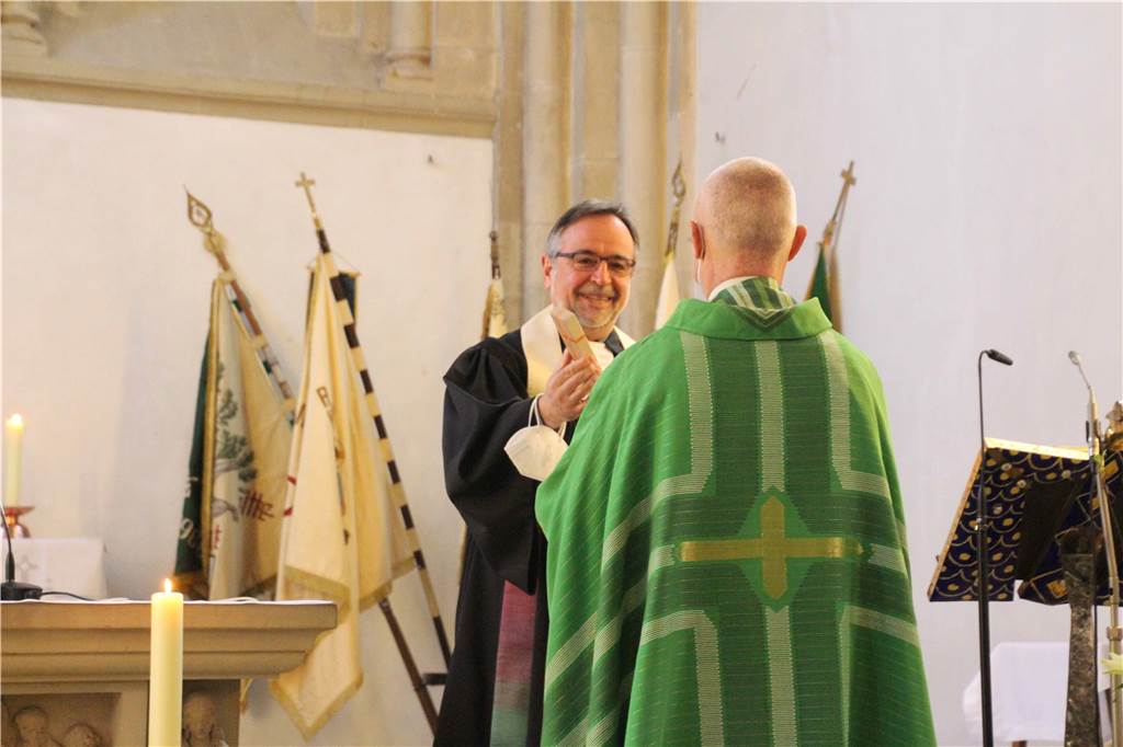 Legdens neuer Pfarrer freut sich auf „wunderbare Vielfalt“ in der Gemeinde Der evangelische Pfarrer Olaf Goos (l.) überreicht das Lichtkreuz an seinen katholischen Amtsbruder Siegfried Thesing (r.)