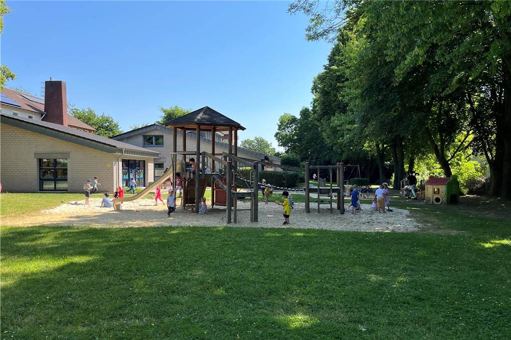 Langjährige Kindergarten-Leiterin geht in den Ruhestand Der evangelischen Kindergarten "Märchenland" verfügt über ein großzügiges Außengelände mit schattenspendendem altem Baumbestand